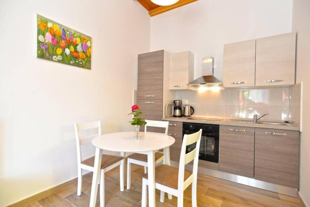 Apartment Vesna For 2, Free Parking And Wi-Fi Пула Экстерьер фото