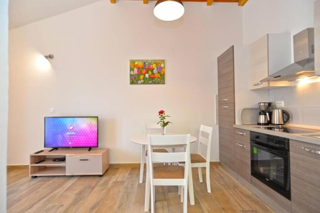 Apartment Vesna For 2, Free Parking And Wi-Fi Пула Экстерьер фото