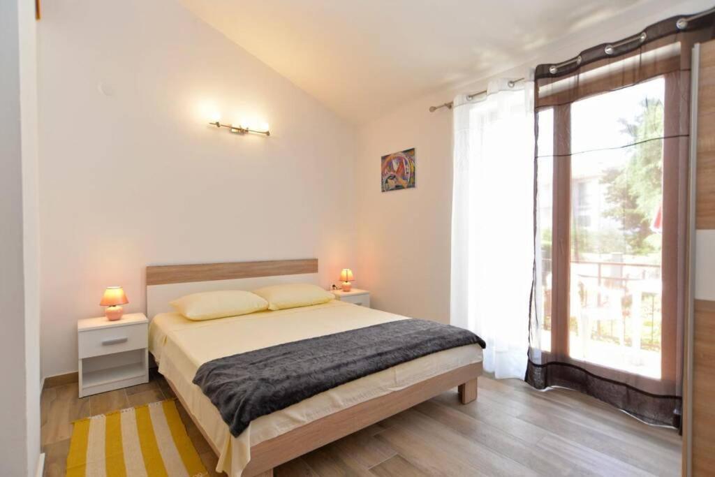 Apartment Vesna For 2, Free Parking And Wi-Fi Пула Экстерьер фото